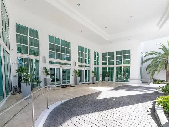 951 Brickell Ave APT 3303, Miami, FL 33131