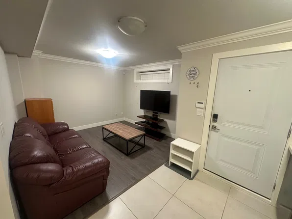 1719 London St, New Westminster, BC V3M 3C9