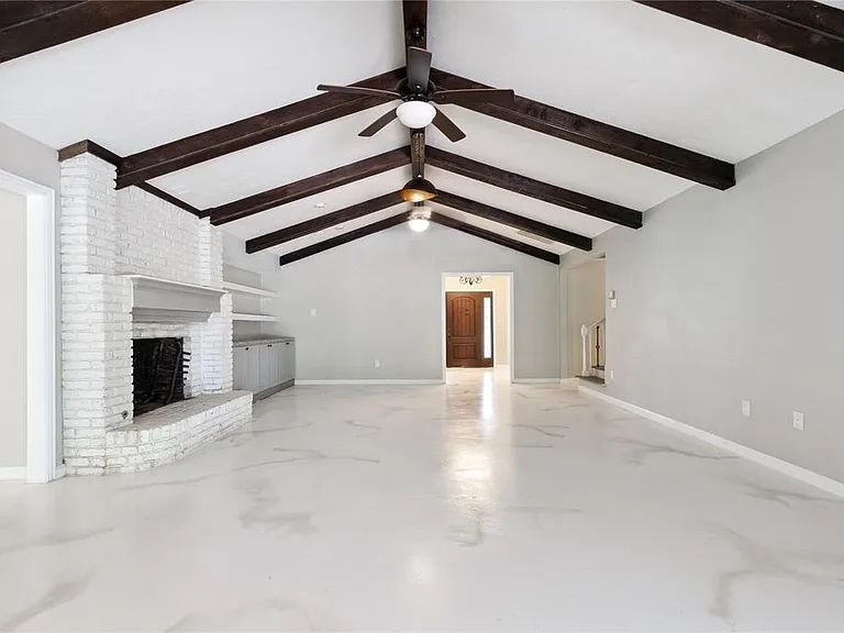 570 Roanoke Dr — Photo 4