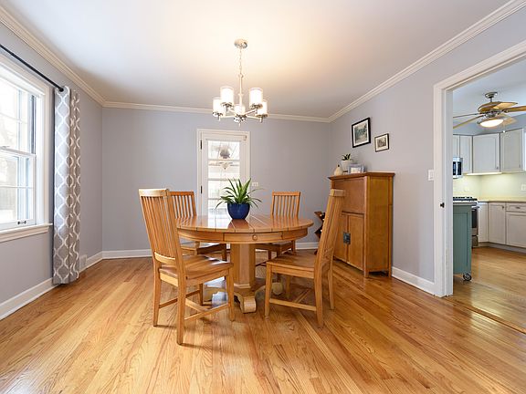 4th image of 498 Pleasant Ave