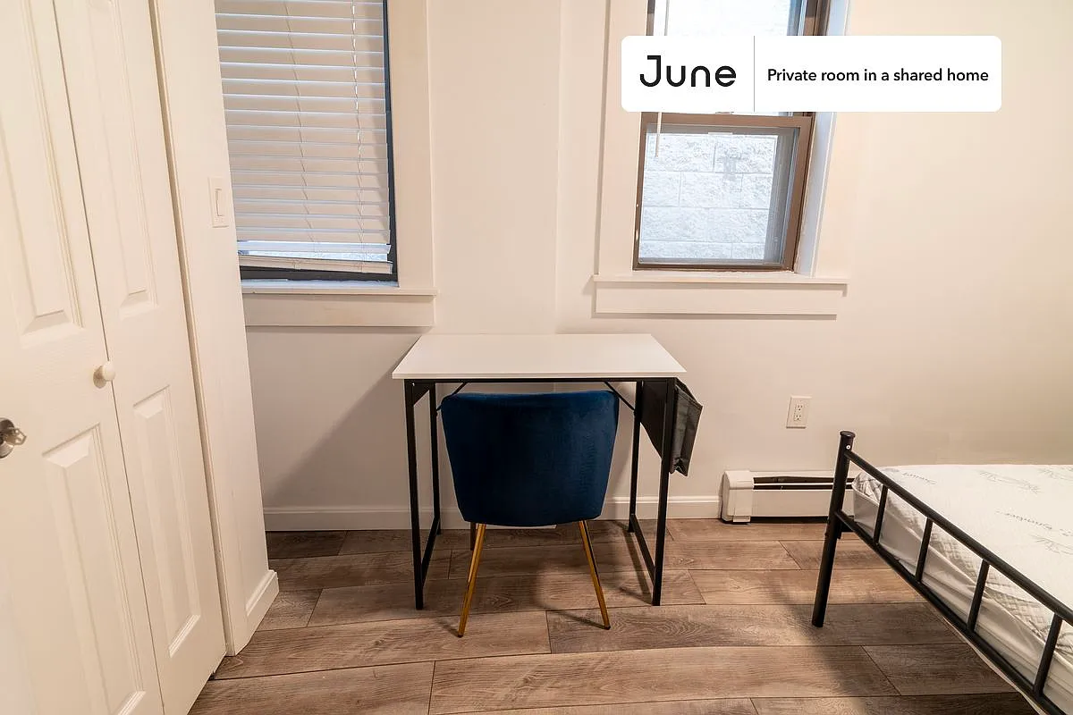 Queen bedroom in 5 bed/2 bath home in South Boston #1752 C — Photo 4