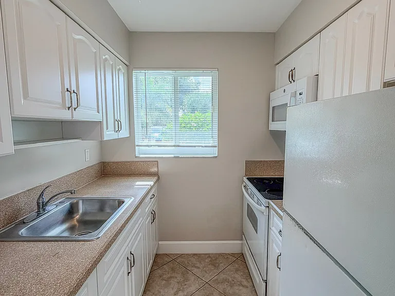 541 NE 44th St #B — Photo 3