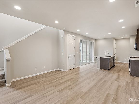 4th image of 15422 208th Avenue E #164