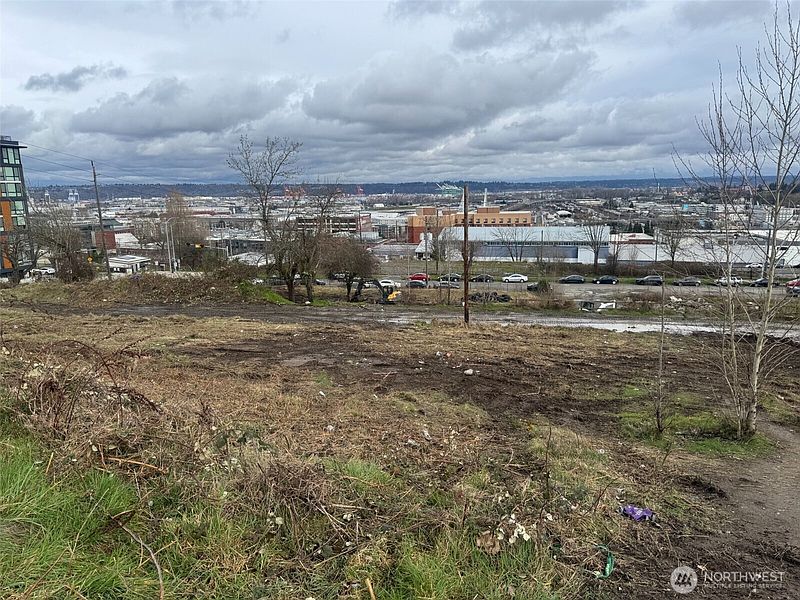 5th image of 2123 Tacoma Avenue S