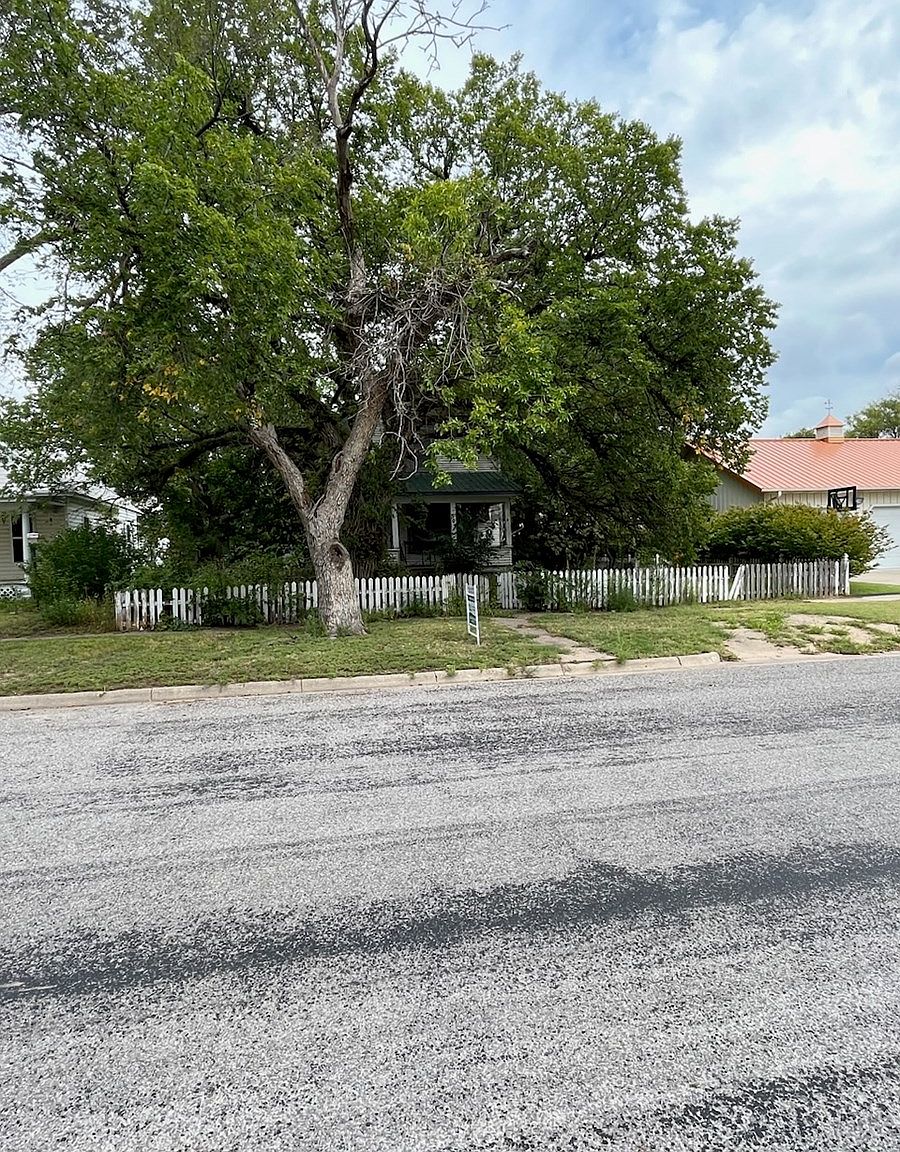 307 N New York Ave, Coldwater, KS 67029 | Zillow