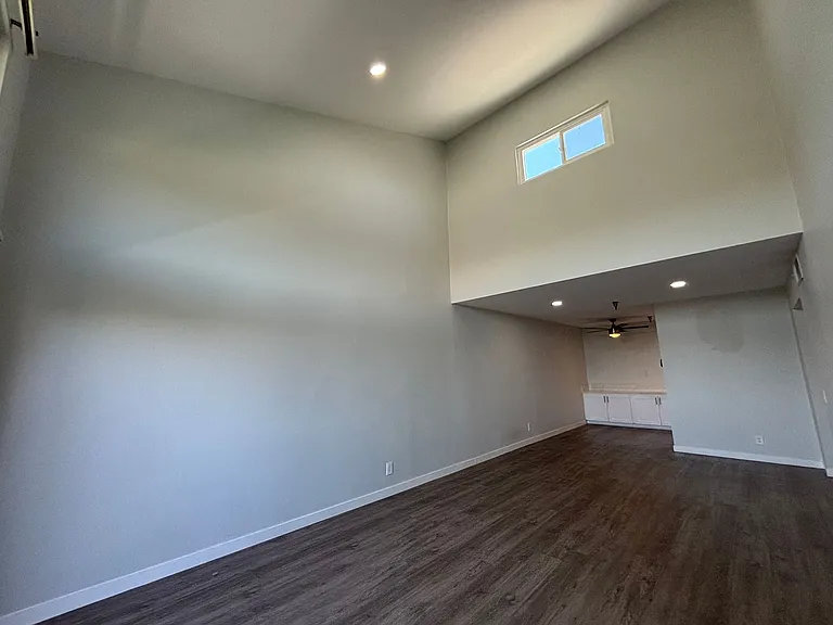 110 S Sweetzer Ave — Photo 62