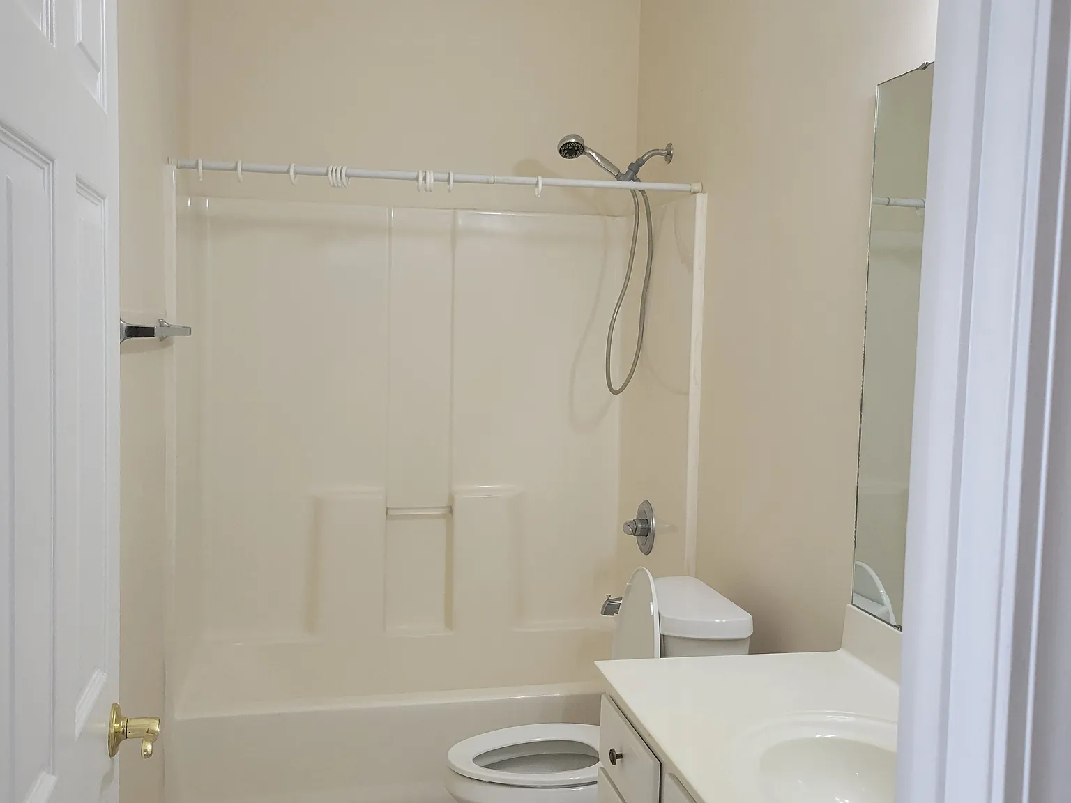 3 bed, 1328 sqft, $1,700 — Photo 2