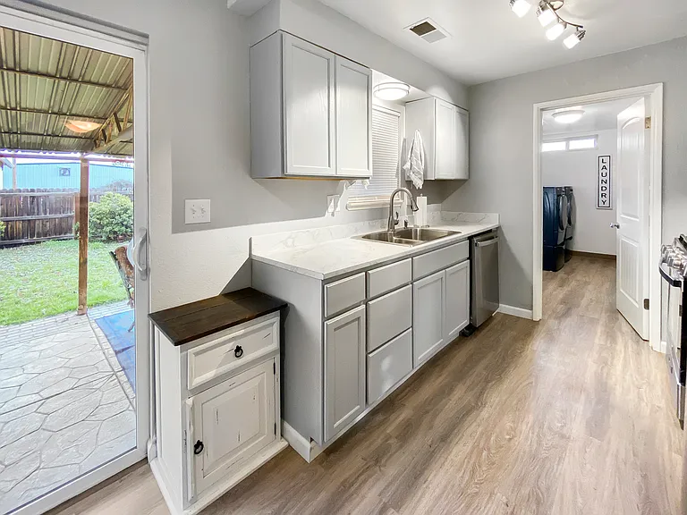 1302 Ross Ln N — Photo 23