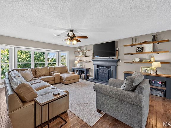 3rd image of 292 England Dr