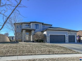 8529 Barkley Dr, Lincoln, NE 68526
