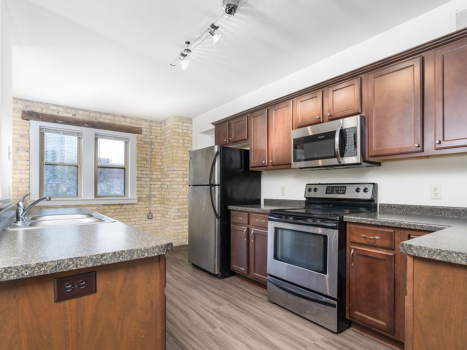 2 Bed + Den / 1 Bath - 1,500 SF - Kitchen