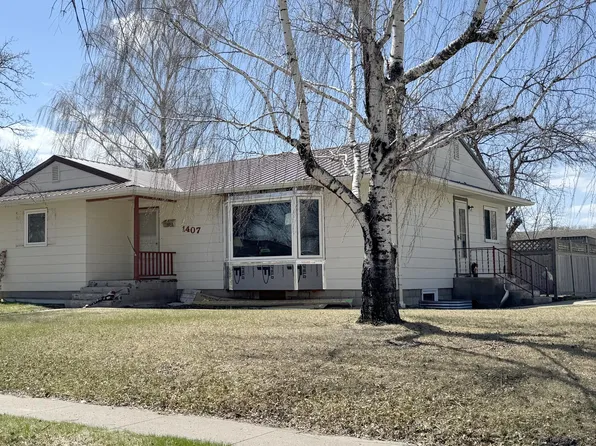 1407 Manvel Ave, Grafton, ND 58237