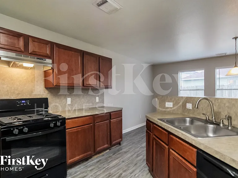 430 Remington Creek Dr — Photo 5