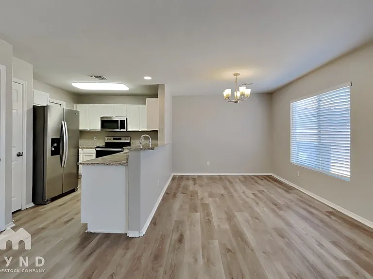 11802 W Laurel Ln — Photo 3