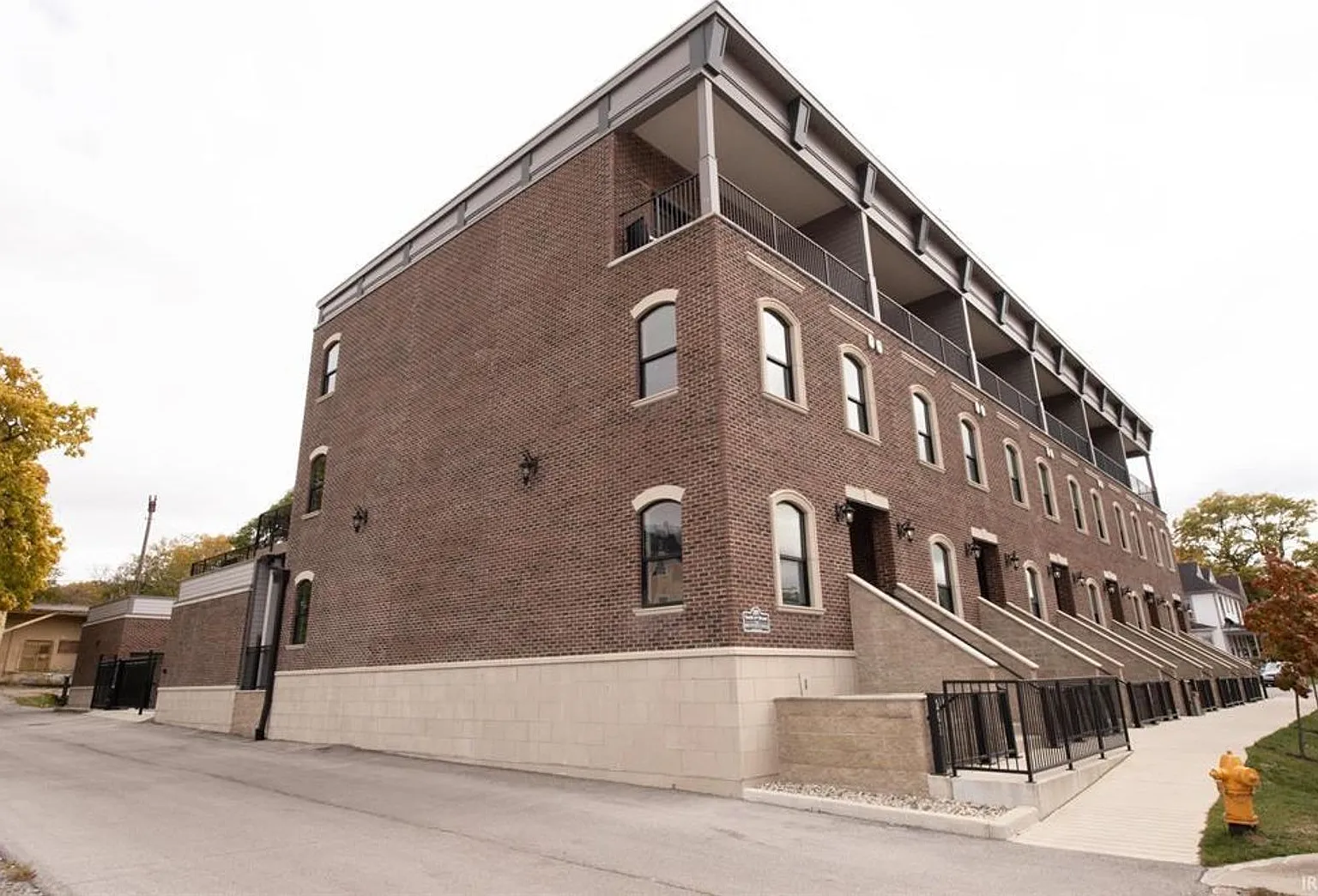 Brownstone Condominiums — Photo 3
