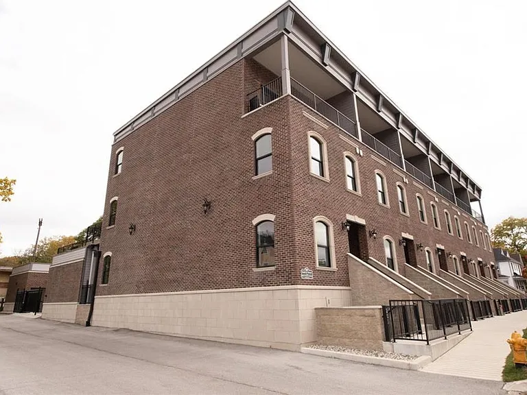 Brownstone Condominiums — Photo 21