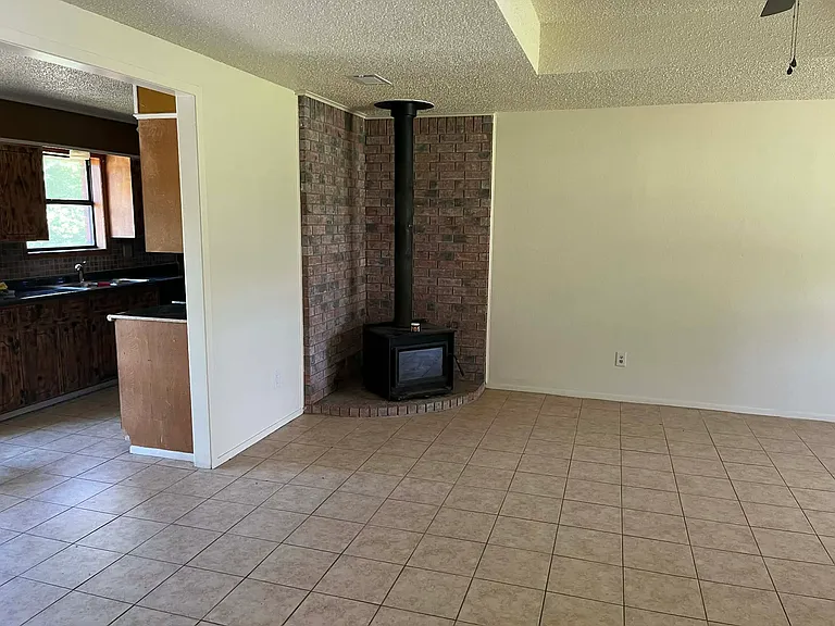 915 Hanes Blvd #1 — Photo 3