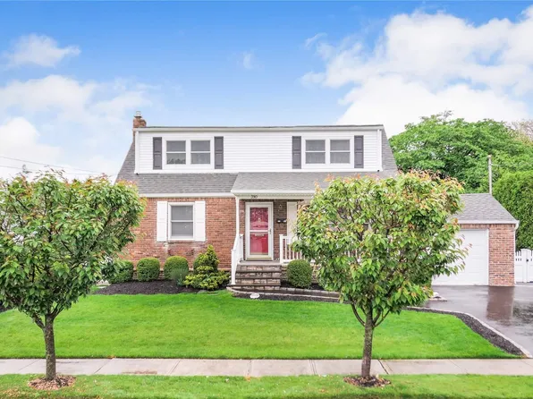 390 N Ontario Avenue, Lindenhurst, NY 11757