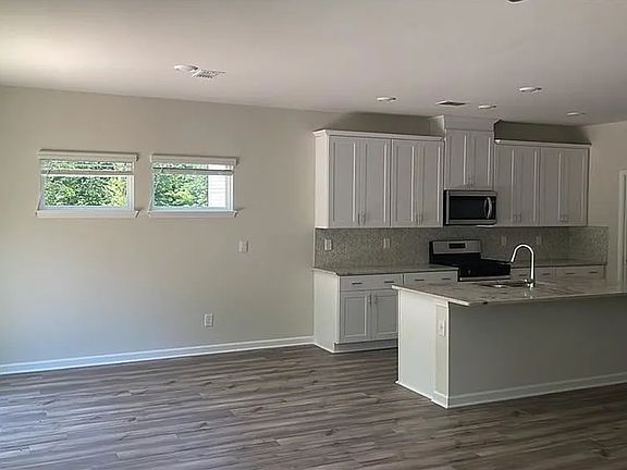 4th image of 41 Oak St