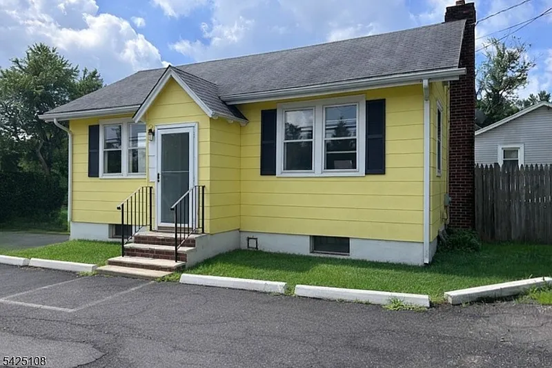 2 bed, 1.0 bath, $2,500 — Photo 1
