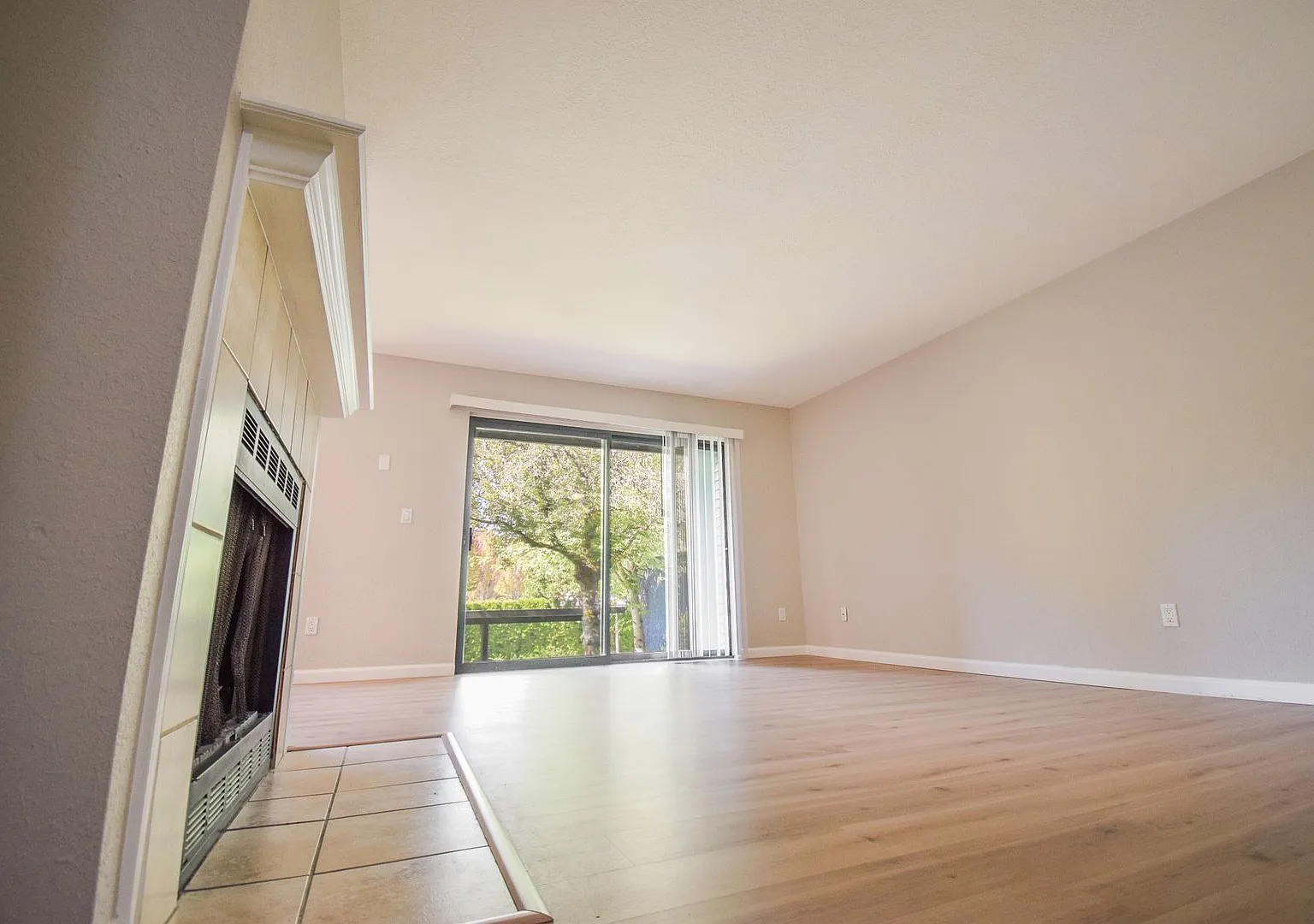 Beautiful condo in Murrayhill Woods — Photo 2