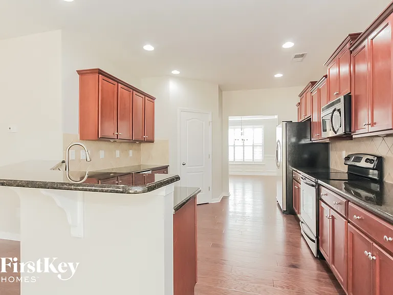 1057 McLaren Dr — Photo 7