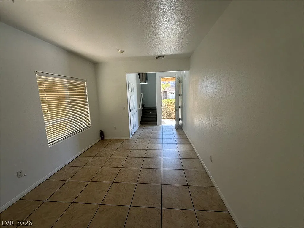 4 bed, 2.5 bath, 2118 sqft, $1,999 — Photo 4