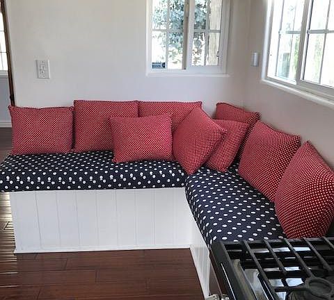 NICE SITTING AREA FOR BREAKFAST