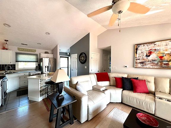 5th image of 9459 S Pointe Retreat Dr #14