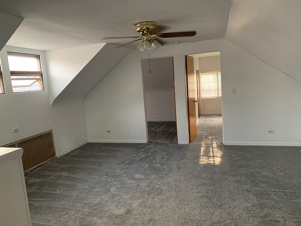 Living room facing bedrooms