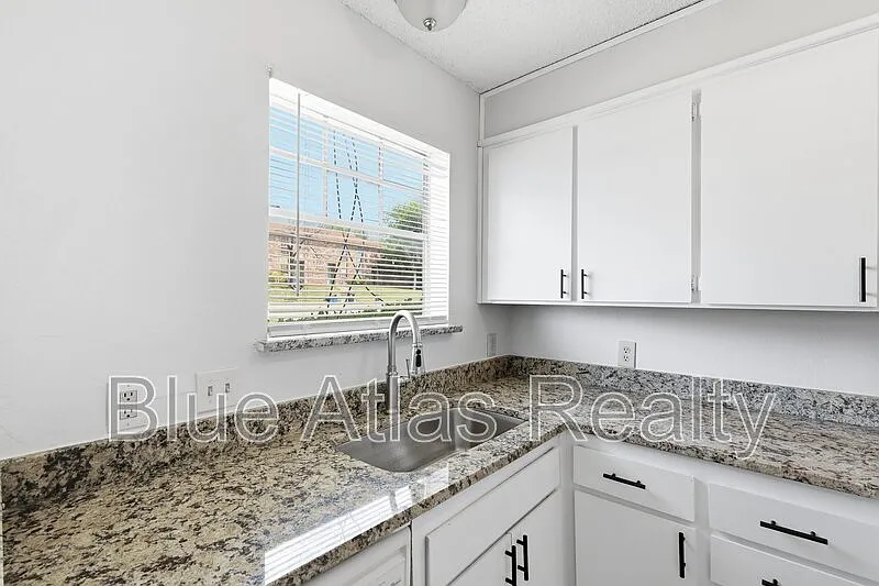 2 bed, 1.5 bath, 1065 sqft, $1,350 — Photo 3