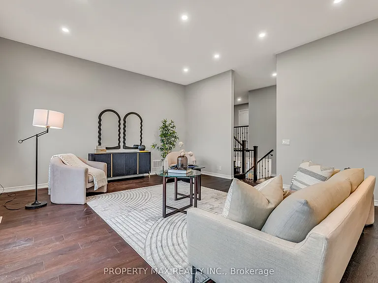 40 Britannia Ave E — Photo 11