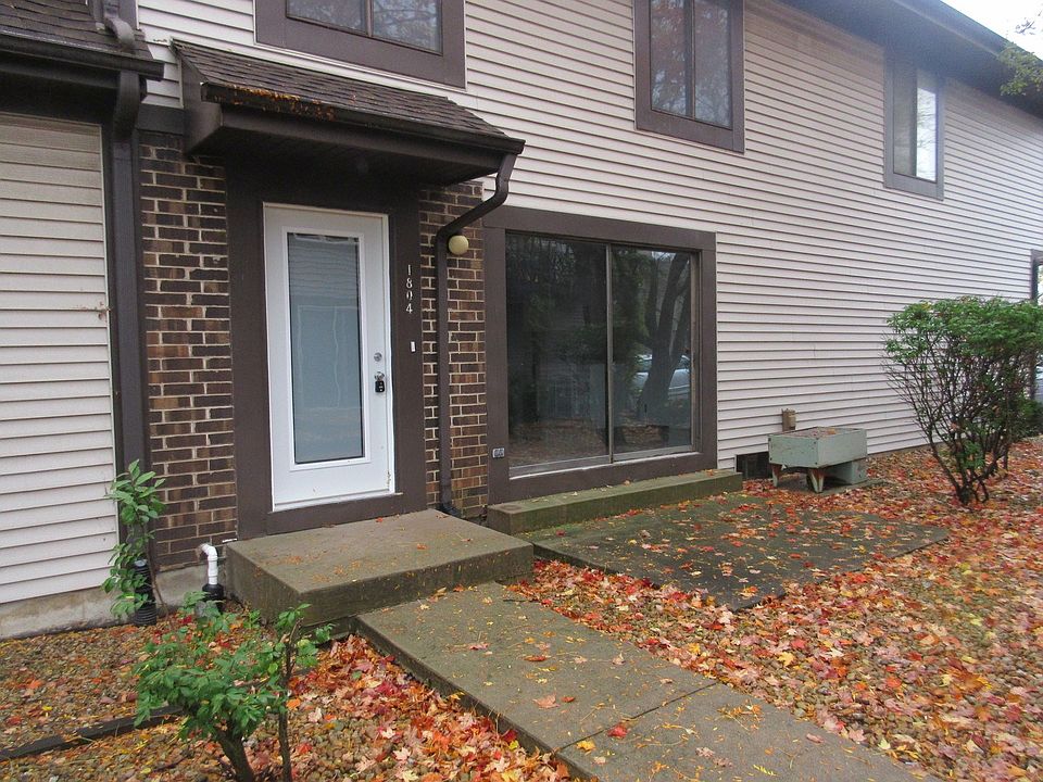 This is a wonderful recently redone condo in Woodgate. There is a patio by the sliding glass door th