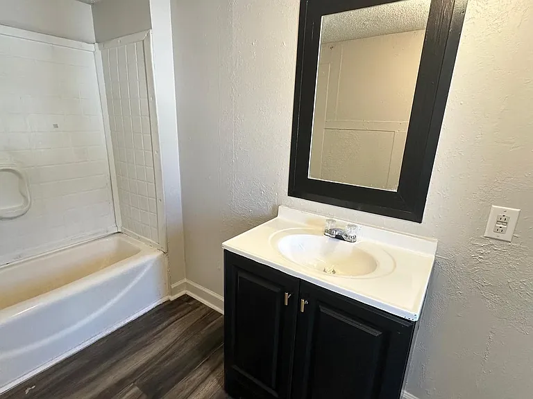 472 Sarah St — Photo 8