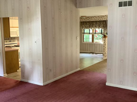 3rd image of 19 Somers Ave