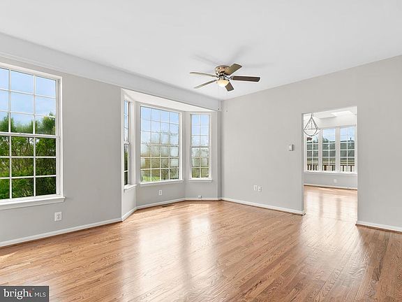 3rd image of 582 Kalmia Sq NE