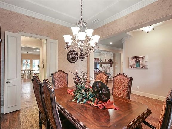3rd image of 1017 Forest Lake Cir