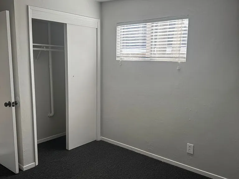 2572 Russell St — Photo 10