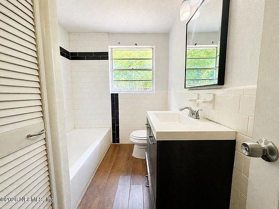 5th image of 282 PECAN Street