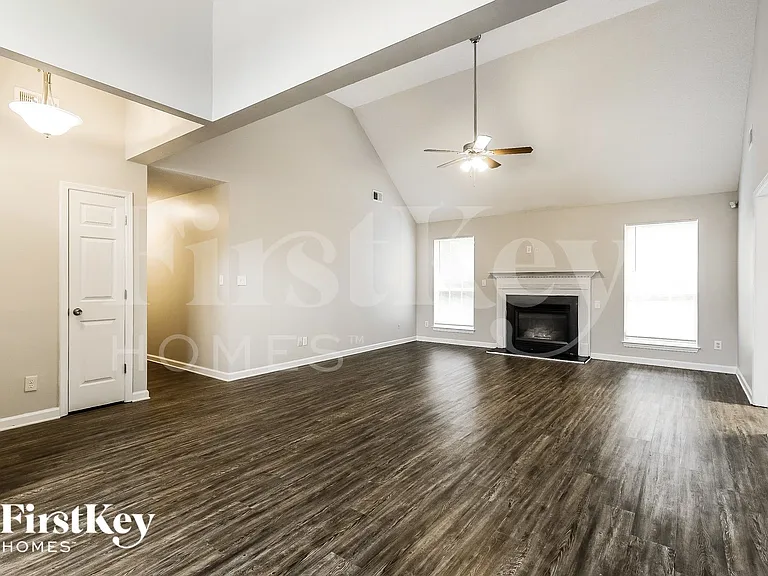 120 Kent Dr — Photo 4
