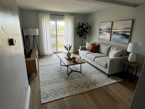 4th image of 2400 Shady Glen Ct