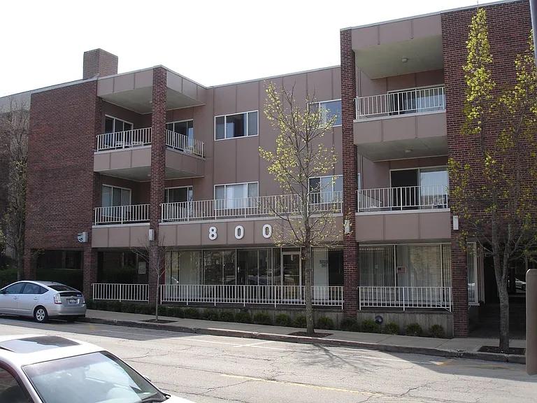 800 Oak St — Photo 1