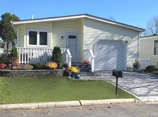 170 Village Cir W, Manorville, NY 11949