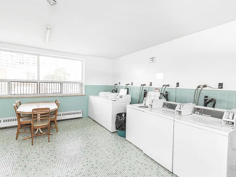 240 Mohawk Rd E — Photo 16