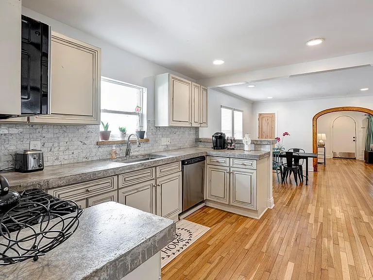 1811 Marshall St — Photo 8