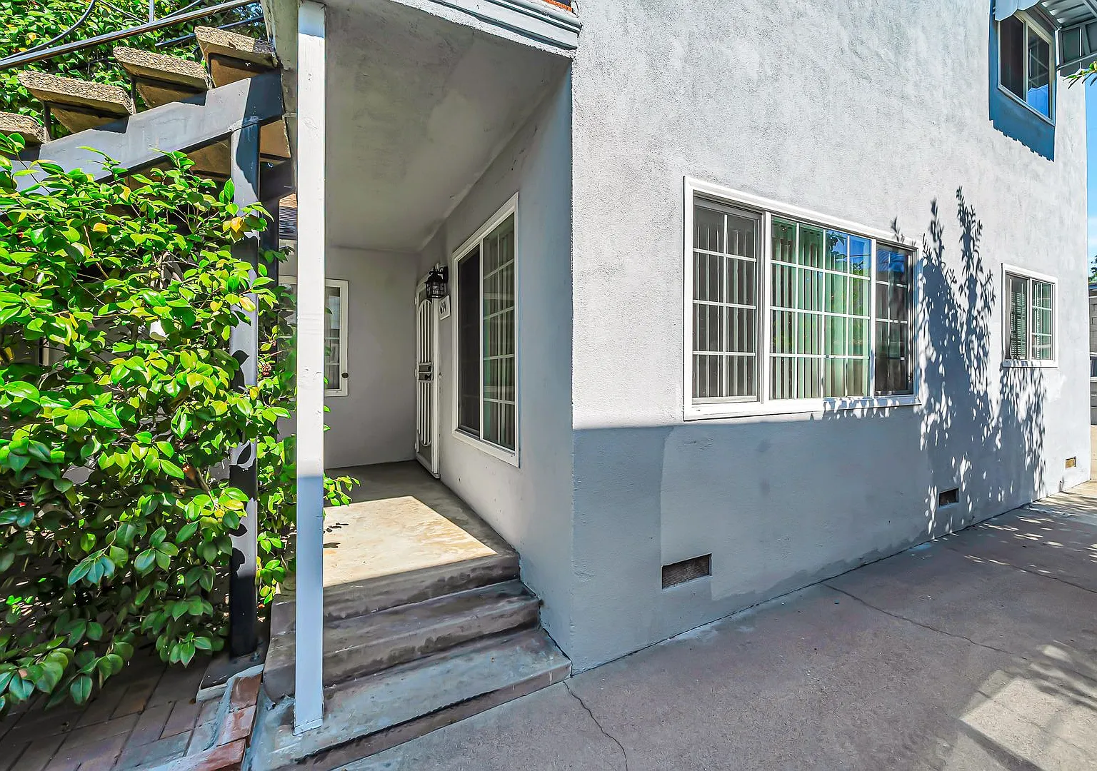 Charming 2-Bed Unit in Glendale! — Photo 3