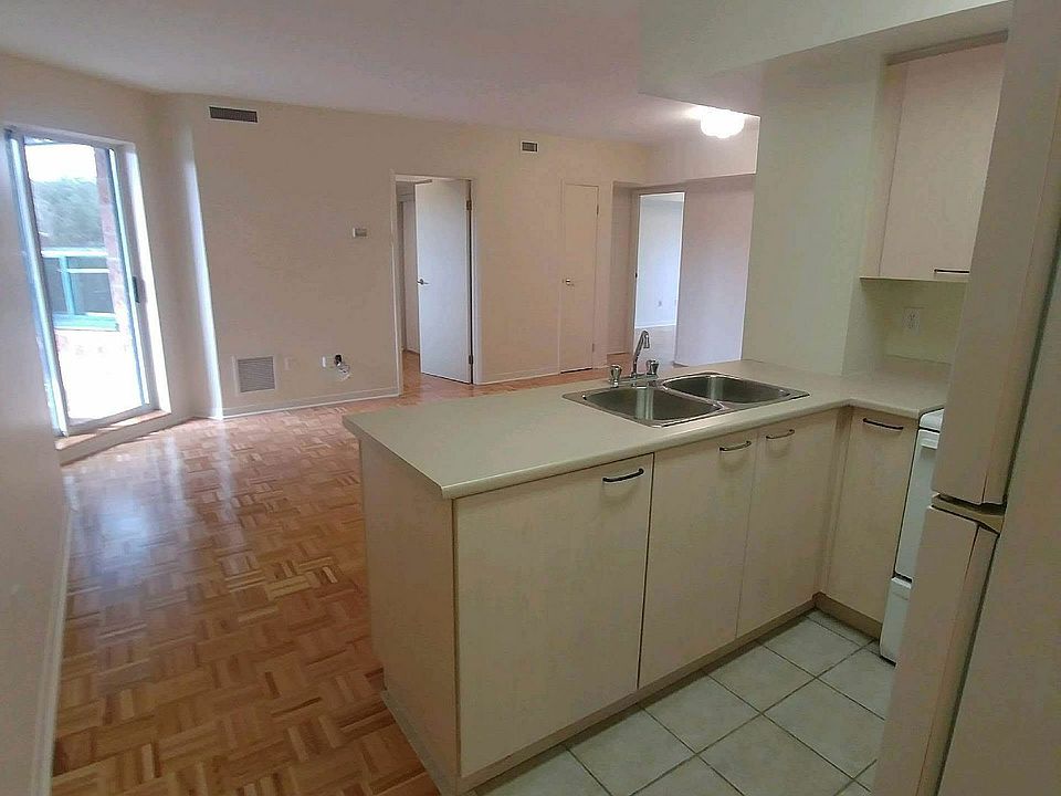 2nd image of 8 B Oxford St E #B-206