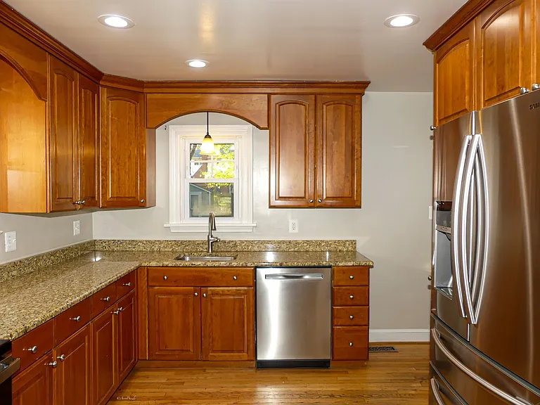 903 Crestview Dr — Photo 8