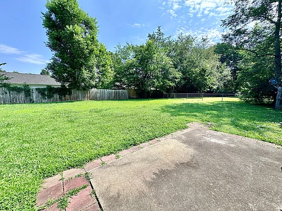 5th image of 2430 E Sharon St