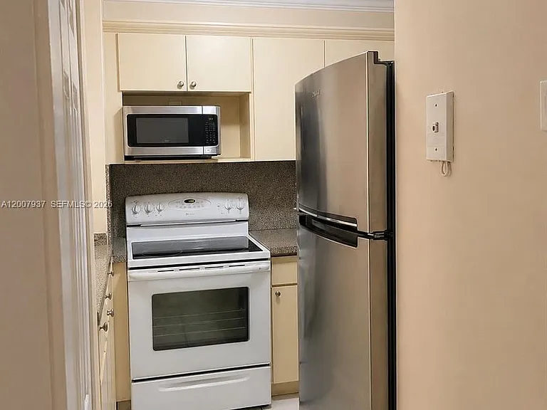 310 Fontainebleau Blvd #406 — Photo 5